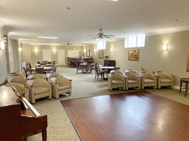 Hunt Club Manor lounge